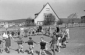 1950_55_schulhof an klocken kapelle_n_03